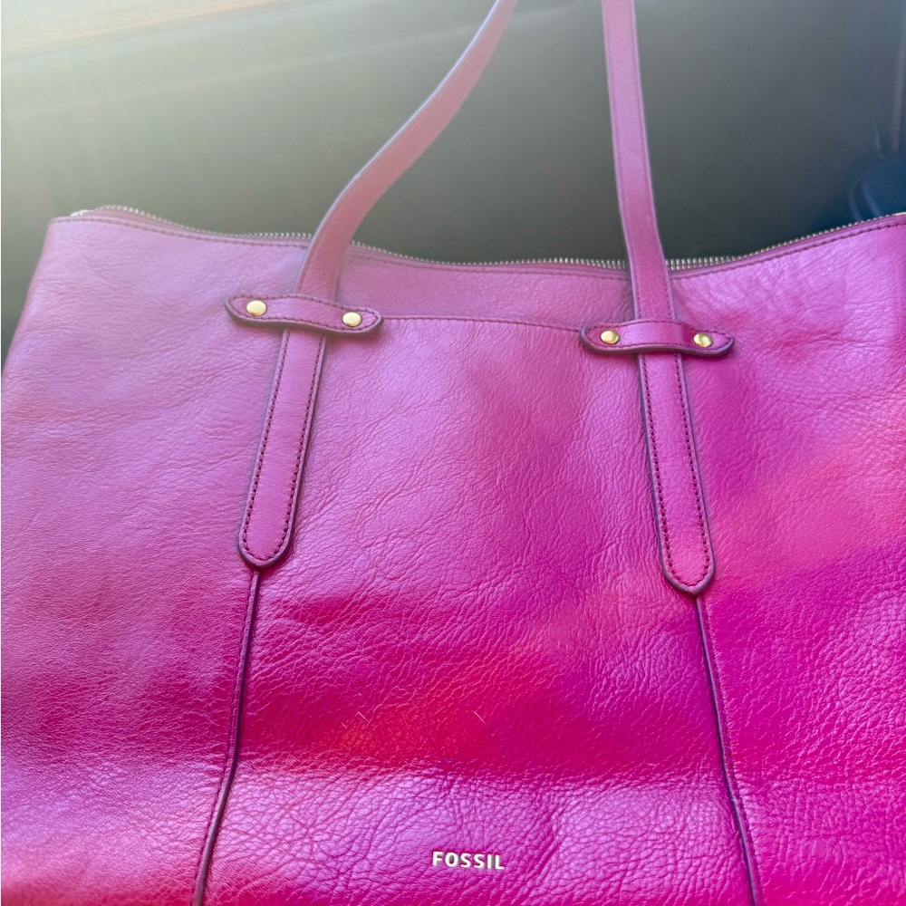 Fossil tote in rich fuscia color in excellent condition. Gently used.